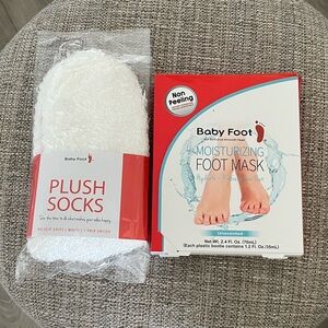 NWT Babyfoot Moisturizing Foot Mask and Plush Socks